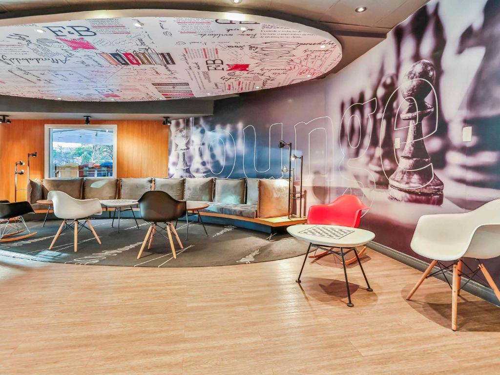Uma área de estar em ibis Sao Paulo Congonhas