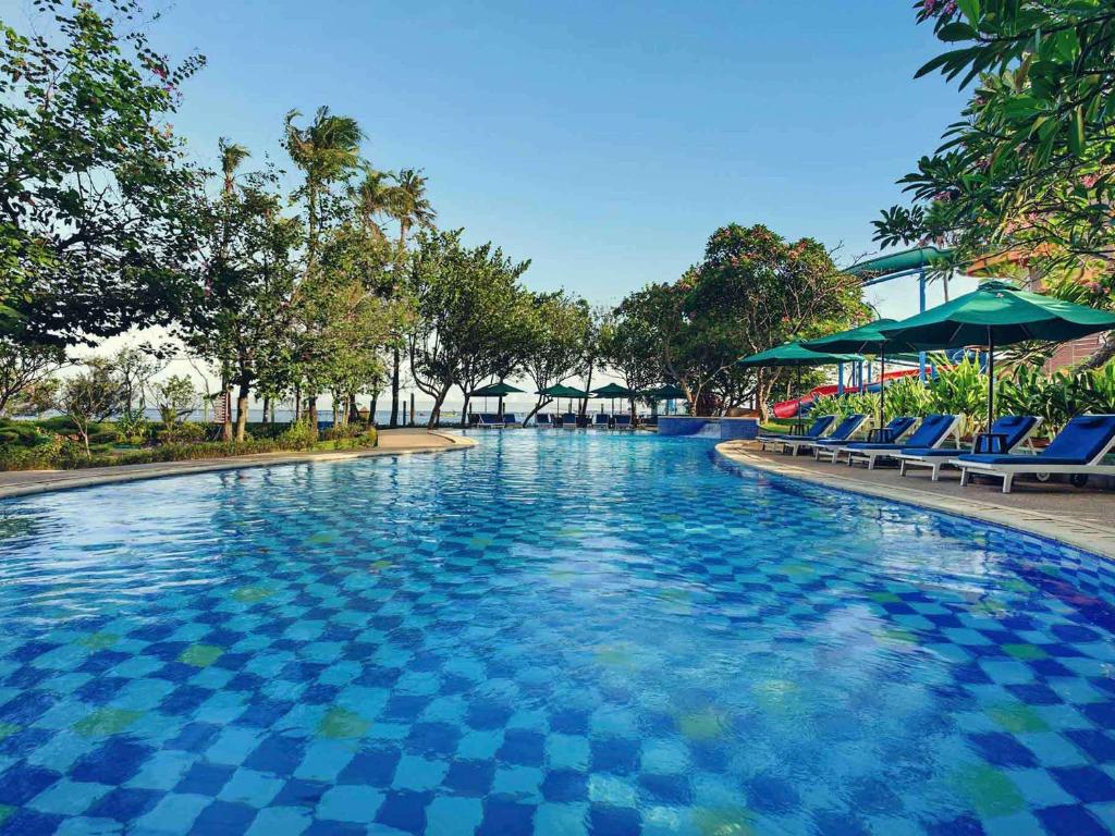 A piscina em ou perto de Mercure Convention Center Ancol