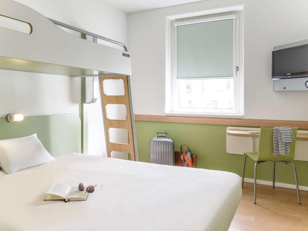 Postel nebo postele na pokoji v ubytování ibis budget Berlin Alexanderplatz