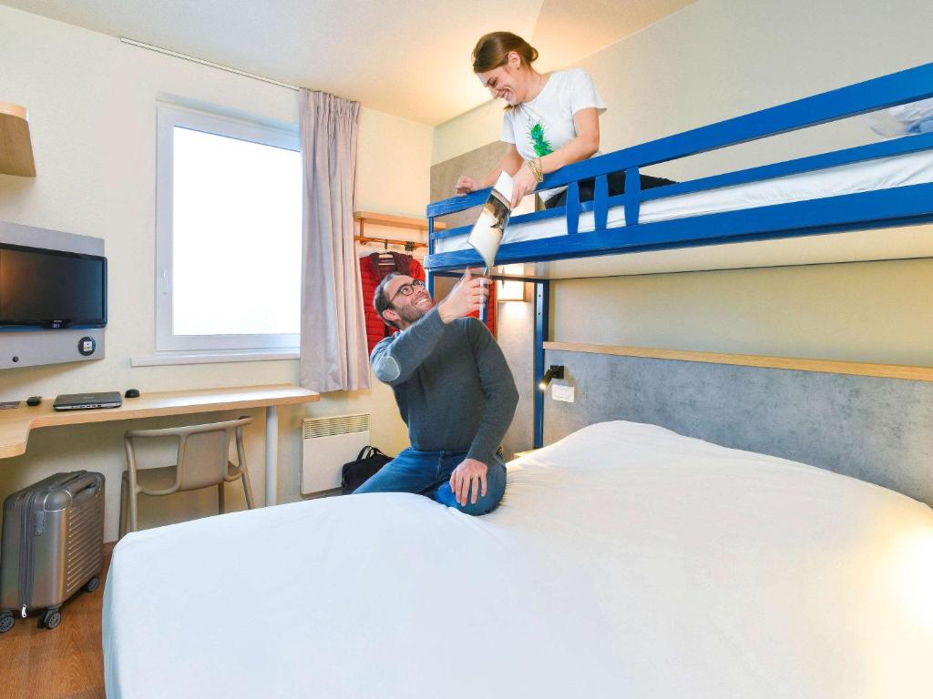 TV a/nebo společenská místnost v ubytování ibis Budget Charleroi Airport