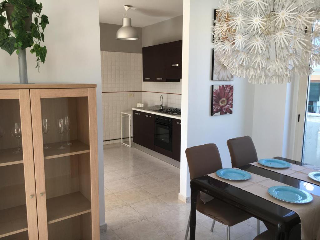 - une cuisine et une salle à manger avec une table et des chaises dans l'établissement Le Vele Apartment, à Vasto