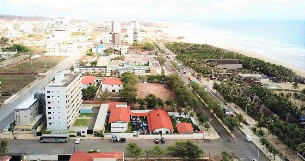 uma vista aérea de uma cidade com a praia em Hotel Praia do Futuro em Fortaleza