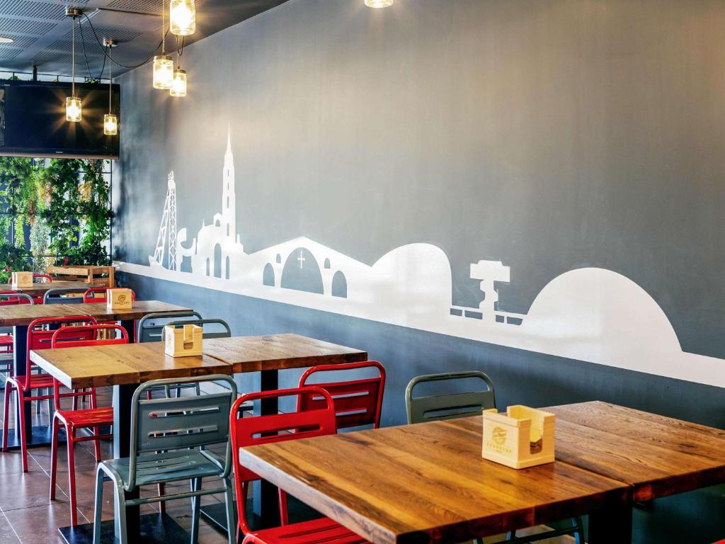 Un restaurante o sitio para comer en Ibis Oviedo