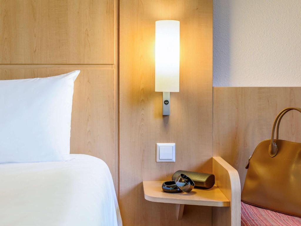 Postel nebo postele na pokoji v ubytování ibis Konstanz