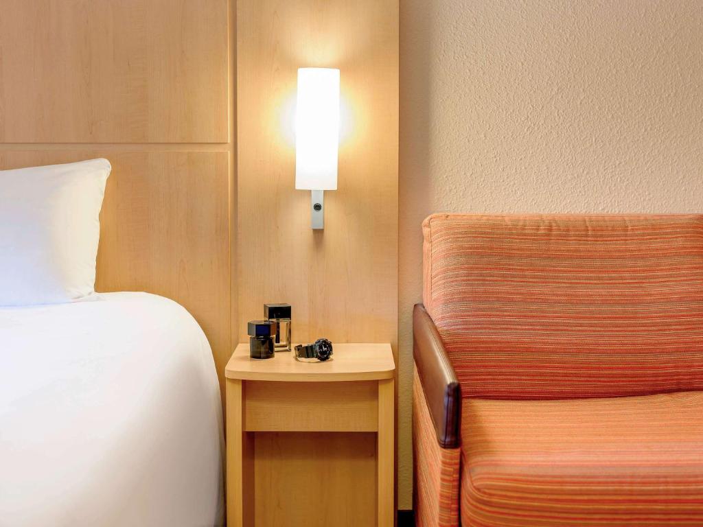 Postel nebo postele na pokoji v ubytování ibis Konstanz