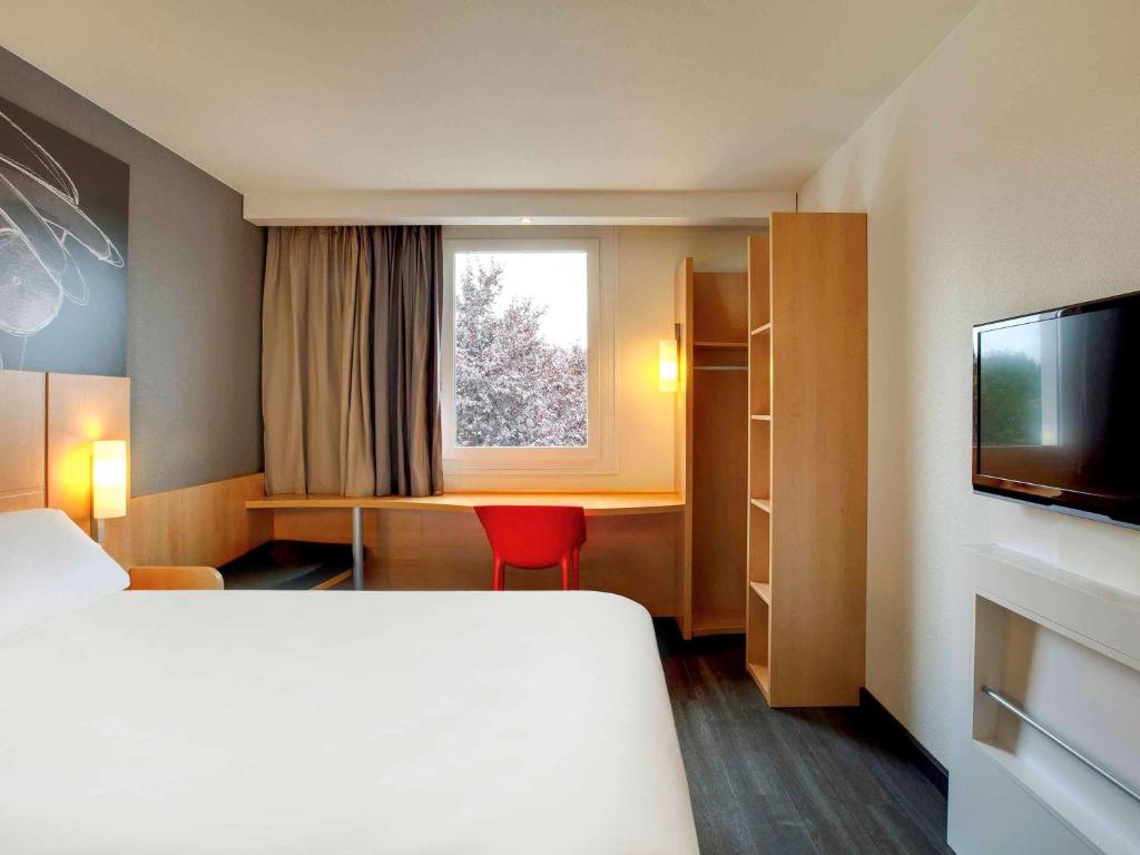 Postel nebo postele na pokoji v ubytování ibis Clermont Ferrand Nord Riom