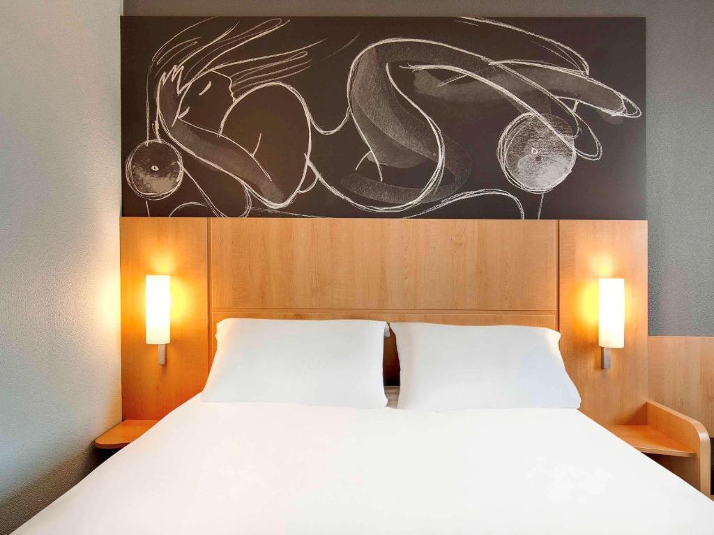 Postel nebo postele na pokoji v ubytování ibis Clermont Ferrand Nord Riom