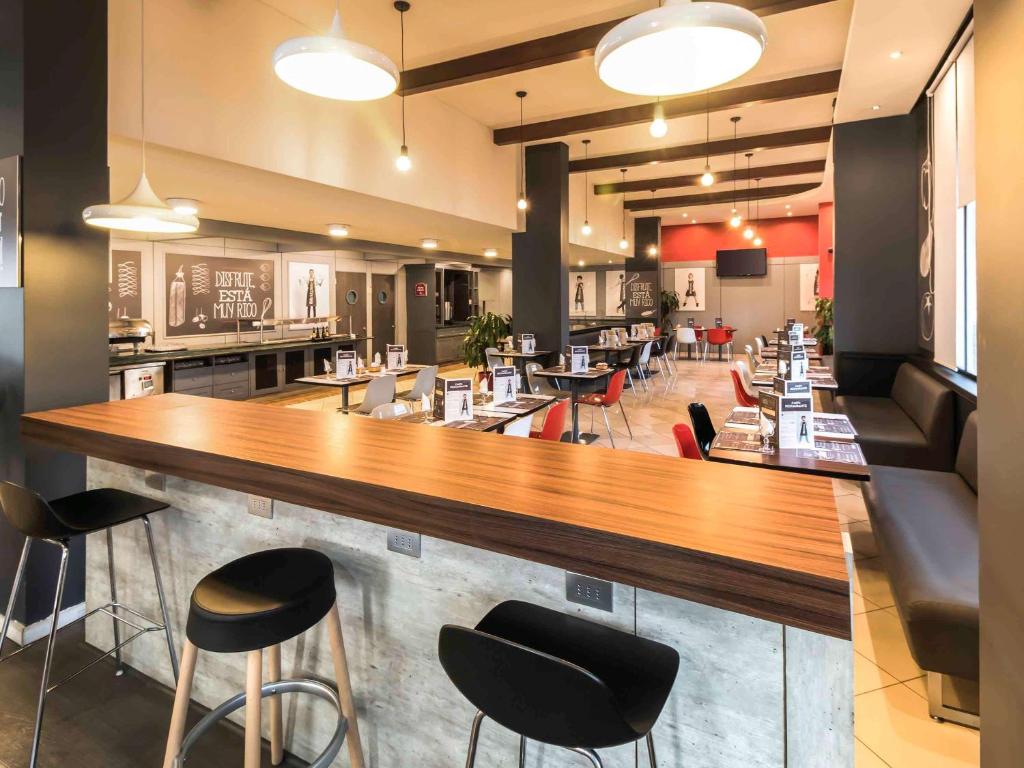 Un restaurante o sitio para comer en ibis Santiago Estacion Central