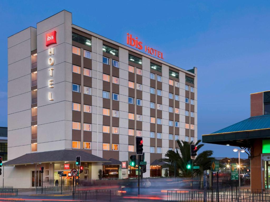 Un edificio de hotel con un cartel encima. en ibis Santiago Estacion Central, en Santiago