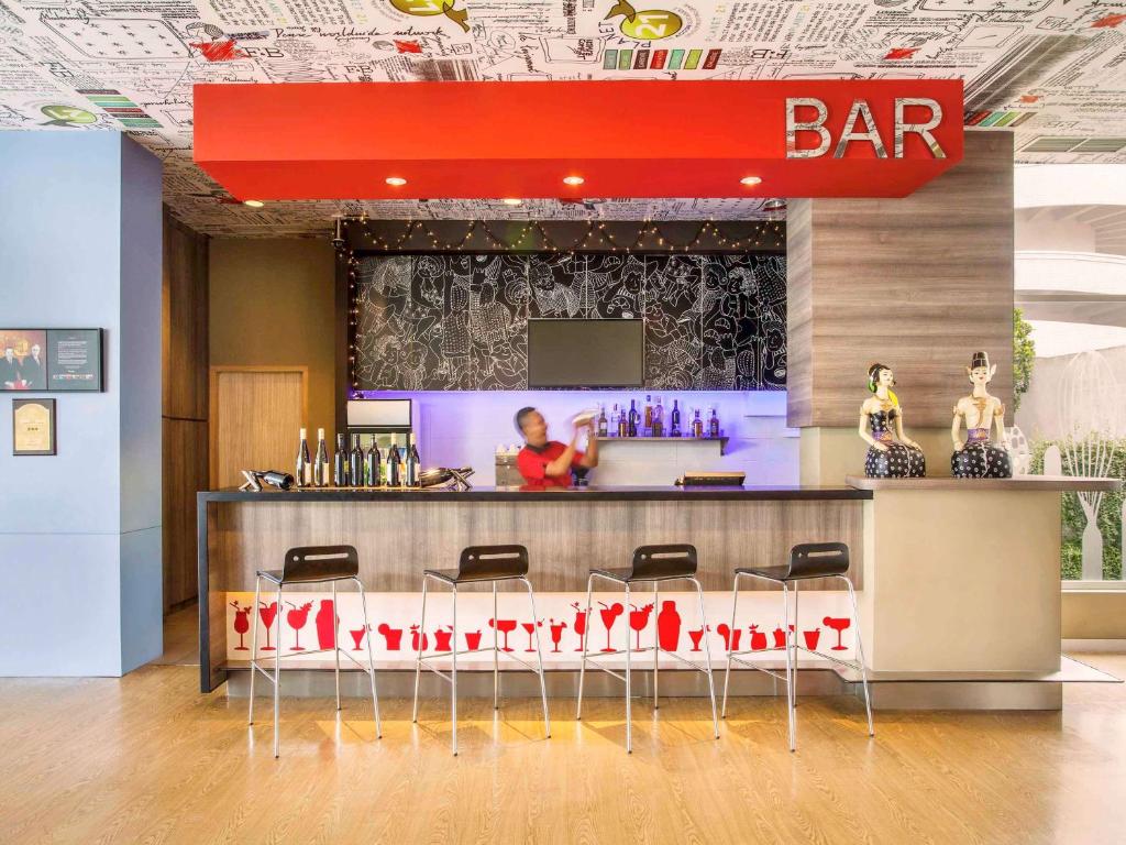 Lounge nebo bar v ubytování Ibis Surabaya City Center