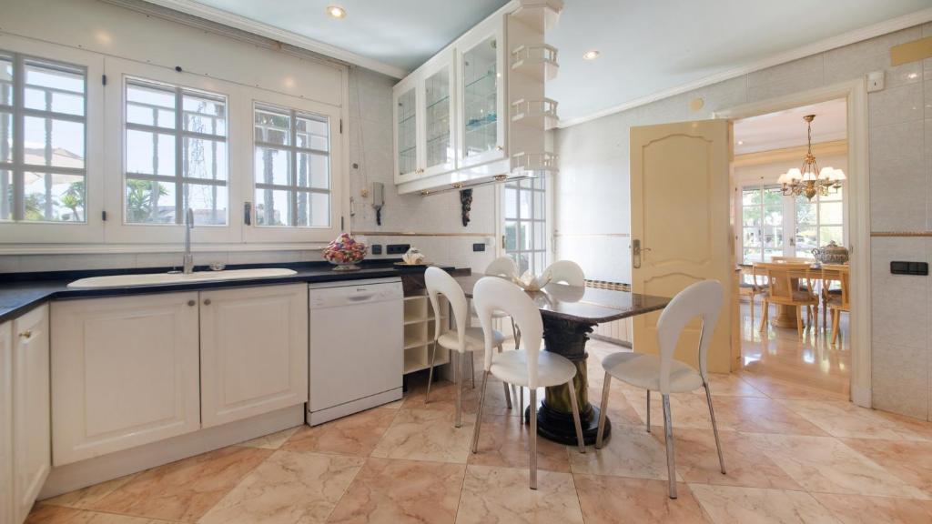 A kitchen or kitchenette at R60 Casa Sendo
