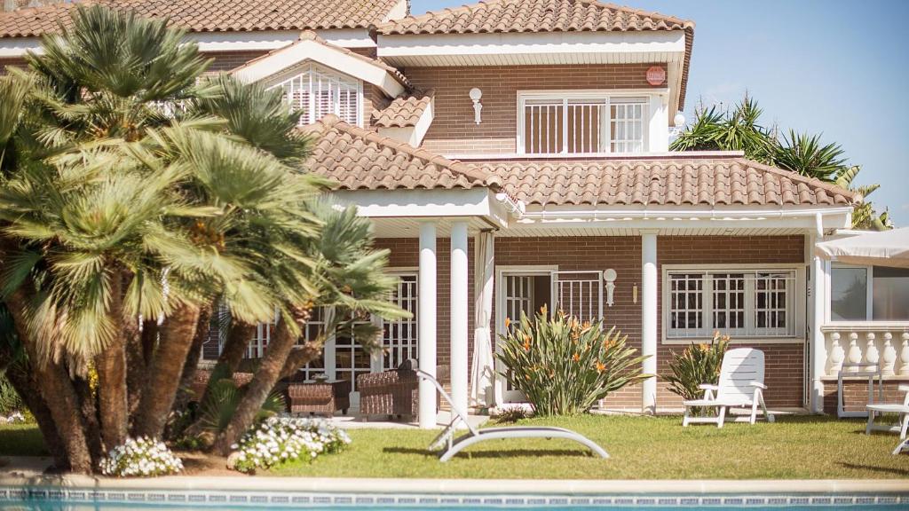A garden outside R60 Casa Sendo