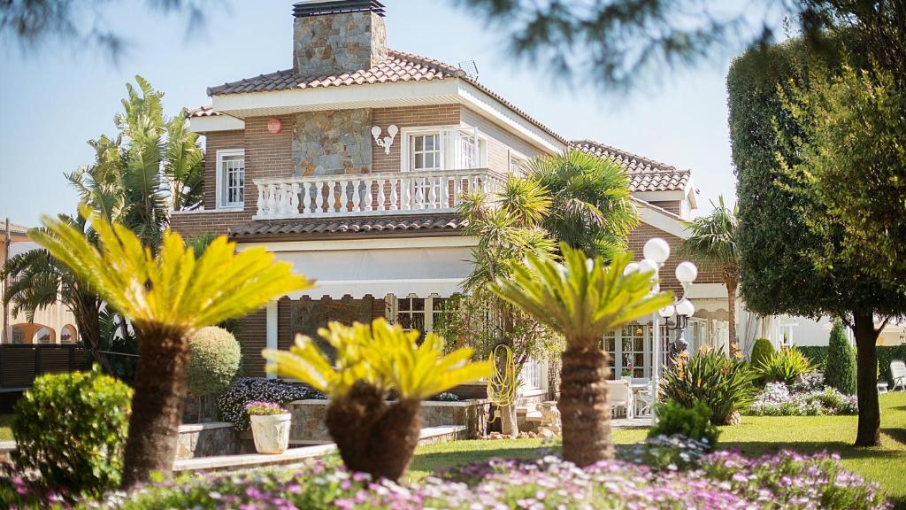A garden outside R60 Casa Sendo