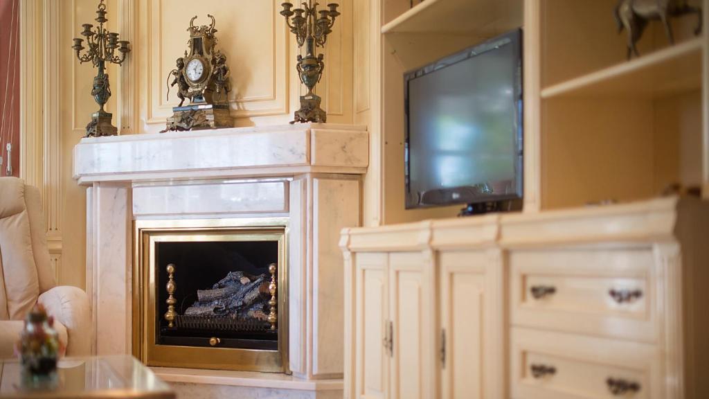 A television and/or entertainment centre at R60 Casa Sendo