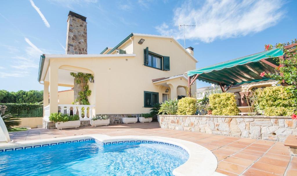 Villa con piscina frente a una casa en R15 Casa MARINADA, en Calafell