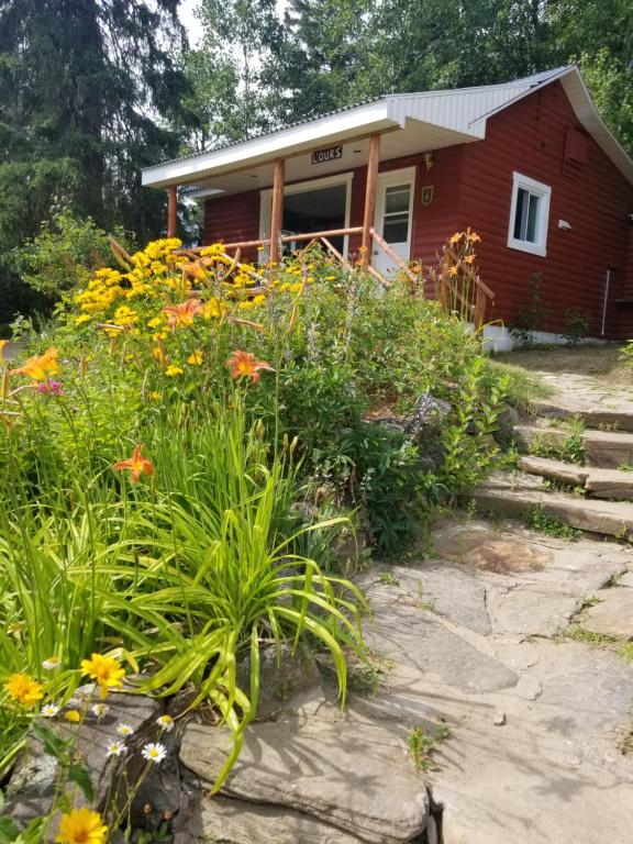 Zahrada ubytování Kan-à-Mouche Pourvoirie Auberge et Chalets