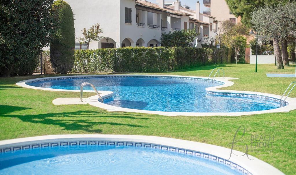 una piscina en un patio con un edificio en Casa adosada 50m de la playa Calafell . WIFI gratis, en Calafell