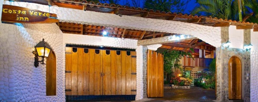 una casa con una puerta de madera y un edificio en Costa Verde Inn, en San José
