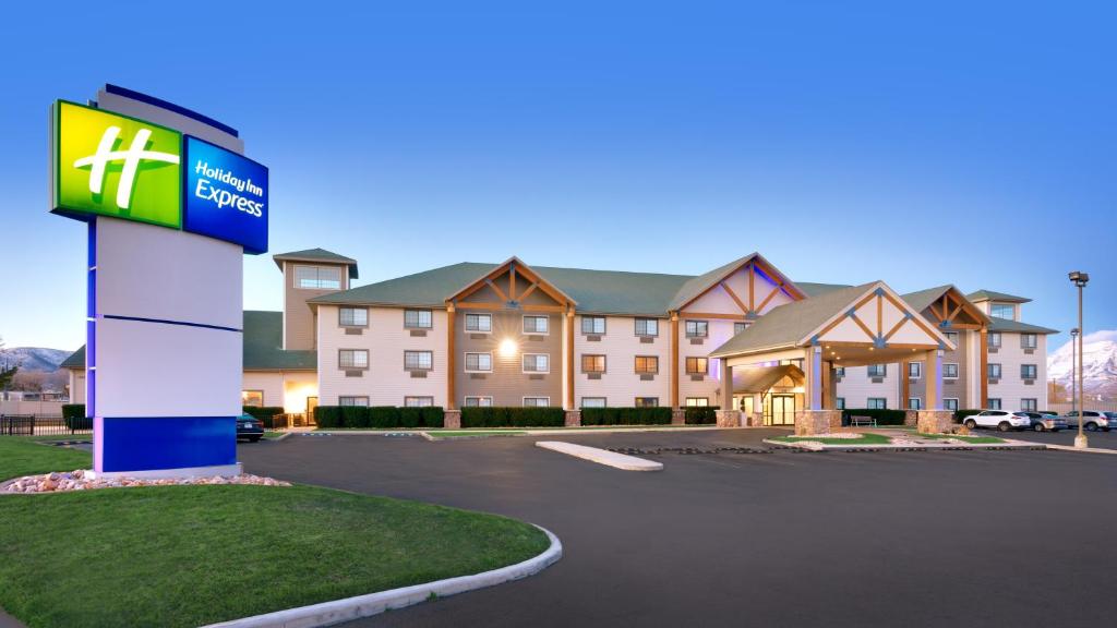 a hotel with a sign in front of a parking lot at Holiday Inn Express Heber City, an IHG Hotel in Heber City