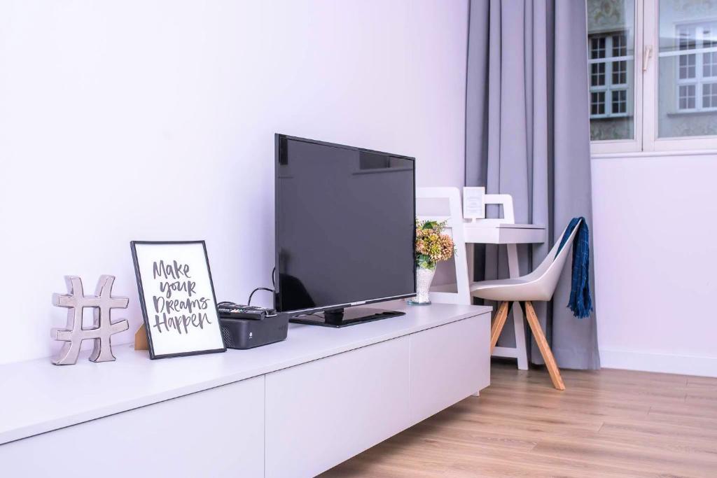 Televízia a/alebo spoločenská miestnosť v ubytovaní Comfy Apartments - Old Town Center