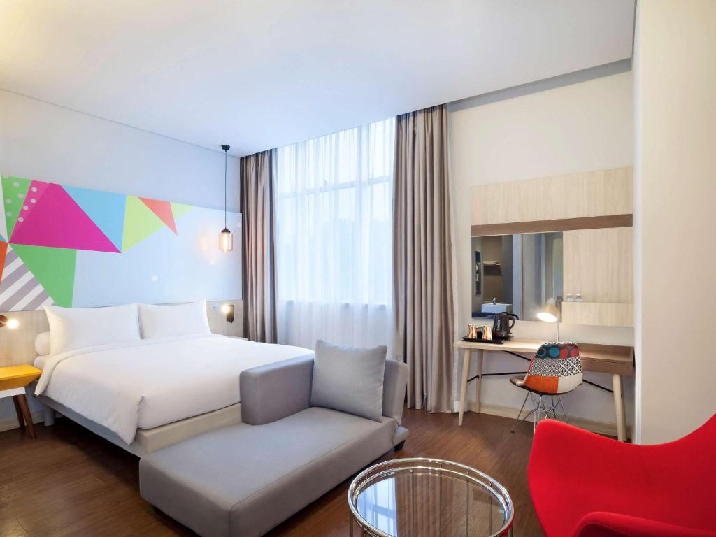 Postel nebo postele na pokoji v ubytování Ibis Styles Jakarta Sunter