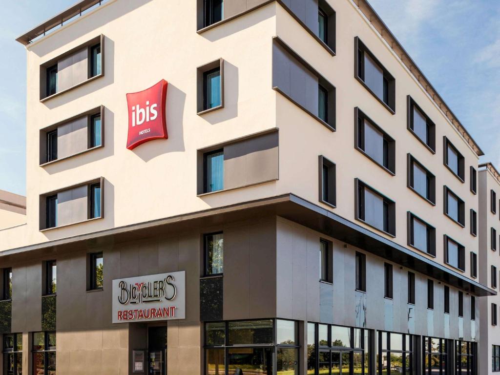 een weergave van de voorkant van het hotel bij ibis Saint Quentin en Yvelines - Vélodrome in Montigny-le-Bretonneux