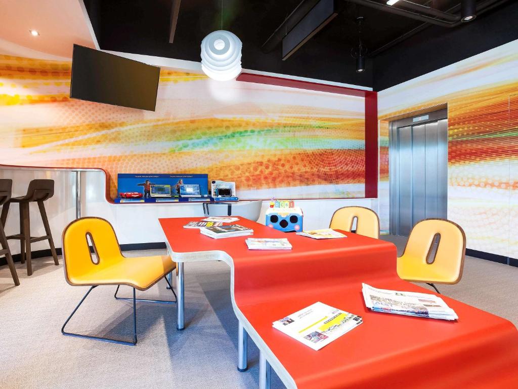 TV a/nebo společenská místnost v ubytování Ibis Styles Mulhouse Centre Gare