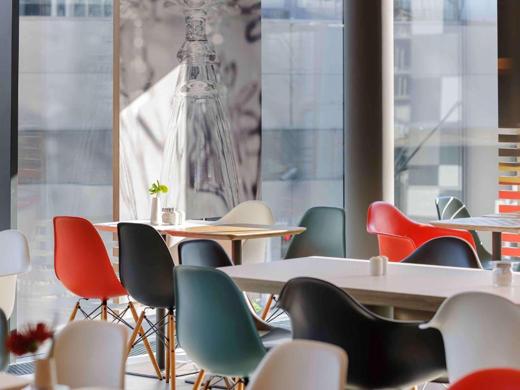 A seating area at ibis Wien Hauptbahnhof