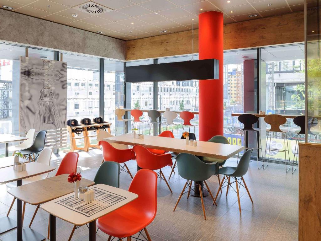 A seating area at ibis Wien Hauptbahnhof