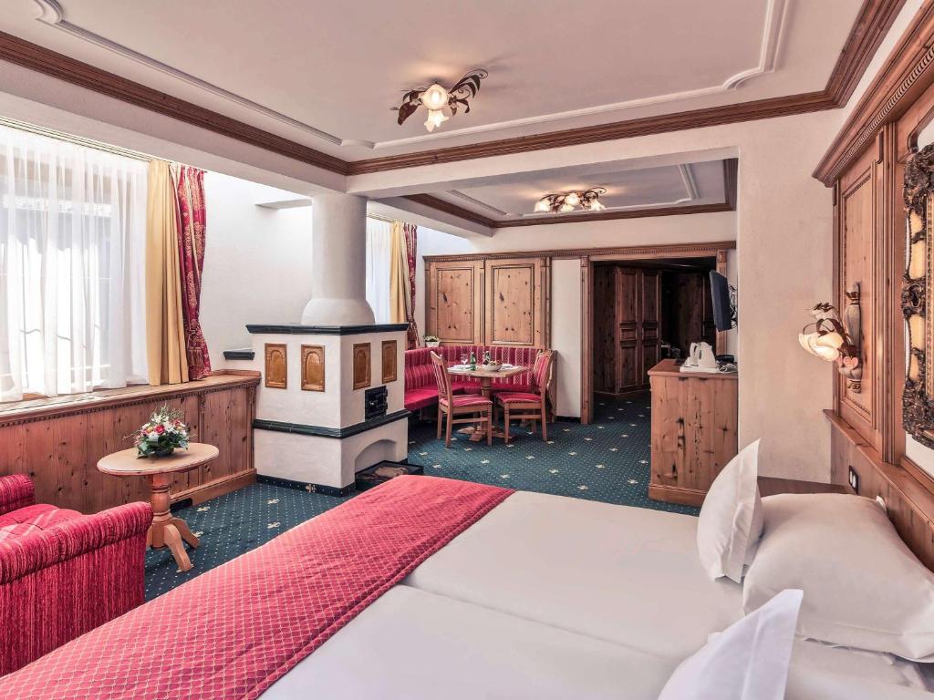 Postel nebo postele na pokoji v ubytování Mercure Sighisoara Binderbubi Hotel & Spa