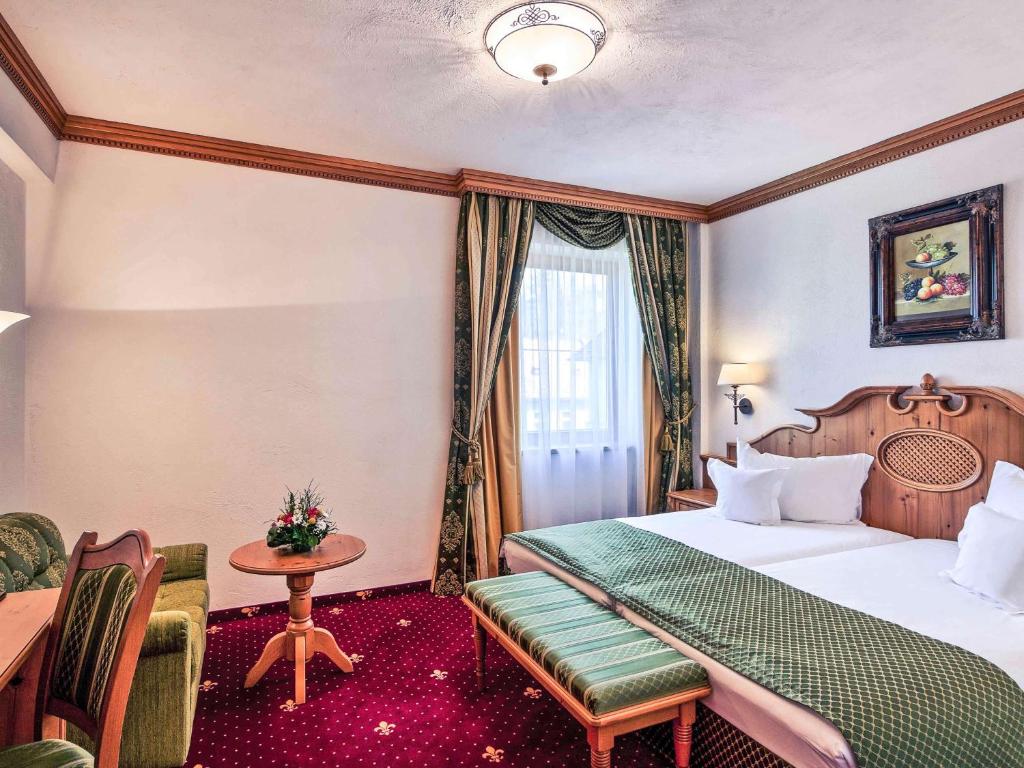 Postel nebo postele na pokoji v ubytování Mercure Sighisoara Binderbubi Hotel & Spa