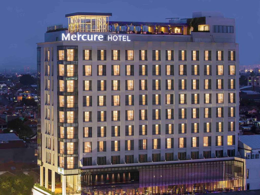 un edificio con el hotel Mercure encima en Mercure Bandung City Centre, en Bandung