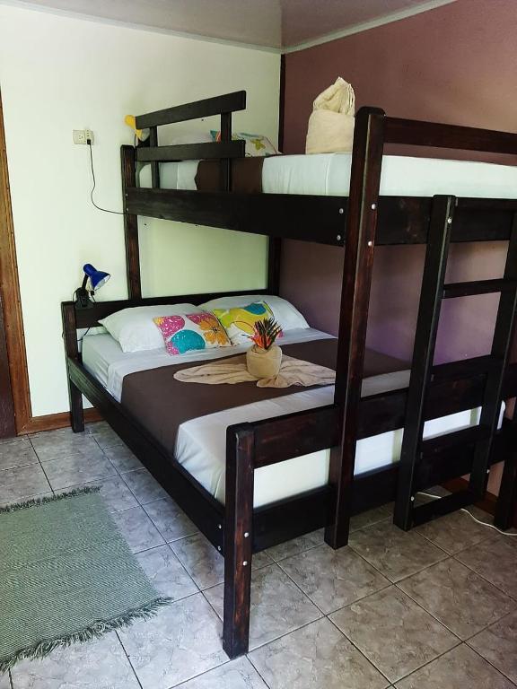 Postel nebo postele na pokoji v ubytování Aracari Garden Hostel