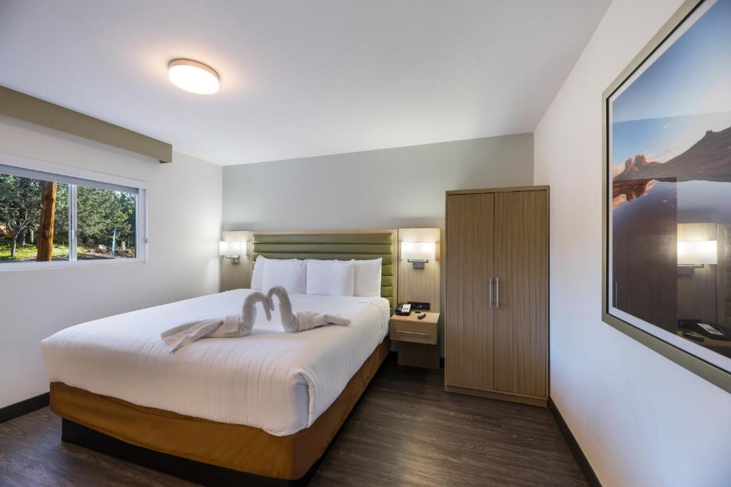 Postel nebo postele na pokoji v ubytování GreenTree Inn Sedona