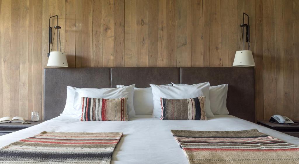En eller flere senger på et rom på Río Serrano Hotel + Spa