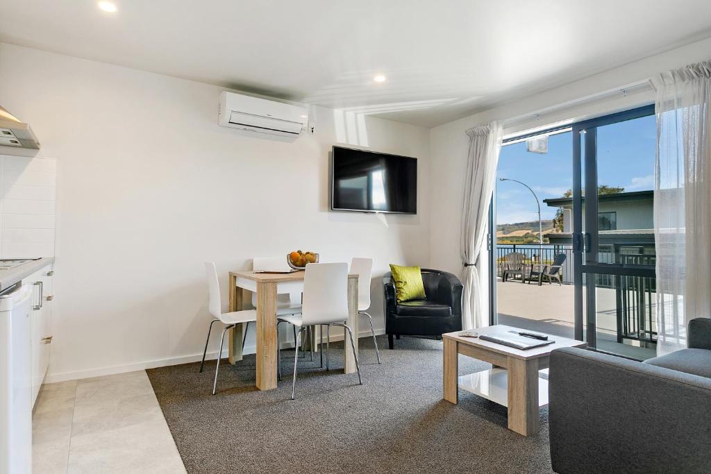 TV a/nebo společenská místnost v ubytování Acacia Lake View Motel