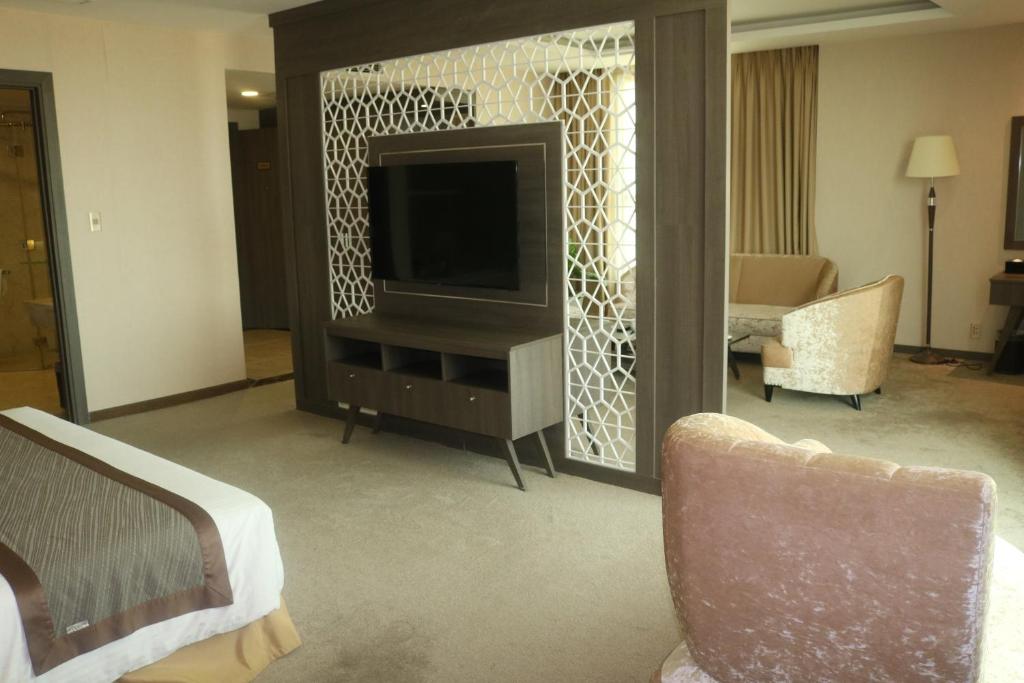 TV a/nebo společenská místnost v ubytování Muong Thanh Luxury Can Tho Hotel