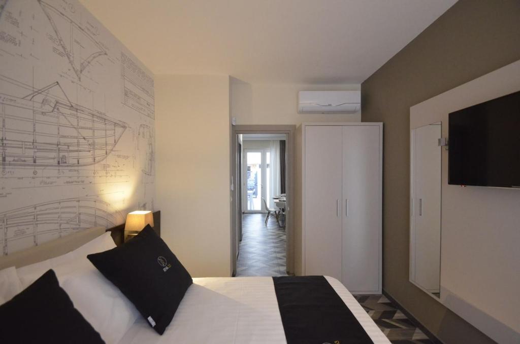 sypialnia z łóżkiem i dużym malowidłem ściennym w obiekcie Riva 33 Apartments w mieście Porto Cesareo