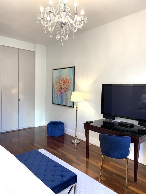 TV a/nebo společenská místnost v ubytování MONDRIAN Luxury Suites & Apartments Old Town
