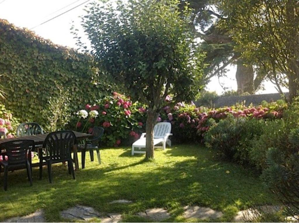 Photo de la galerie de l'établissement Idyllisches Haus in Trébéron - Fußweg zum Meer, à Crozon