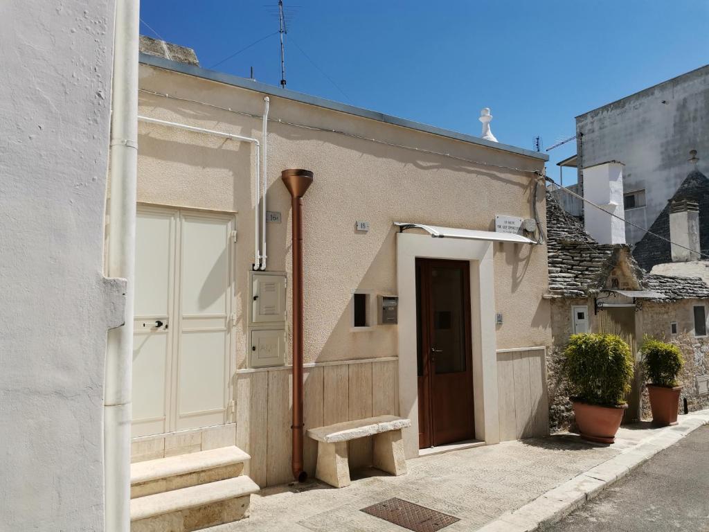 un edificio con una puerta y escaleras al lado en Casa Vacanza Trullo Dimora Storica Morea, en Alberobello