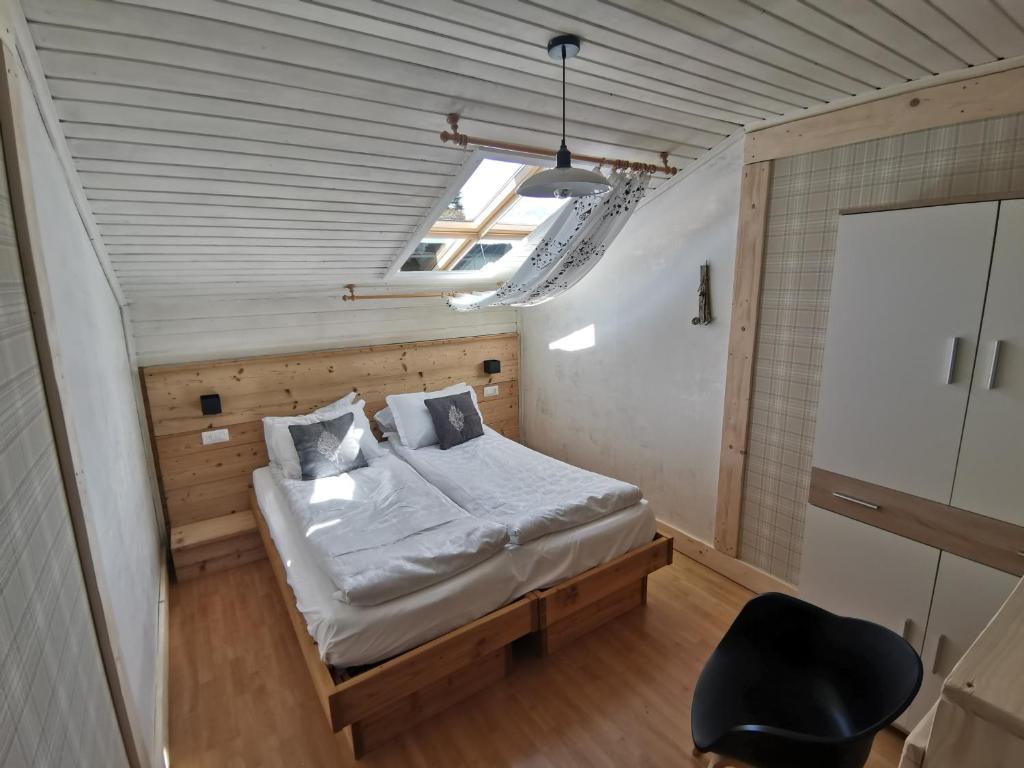 A bed or beds in a room at Hotel Almhof