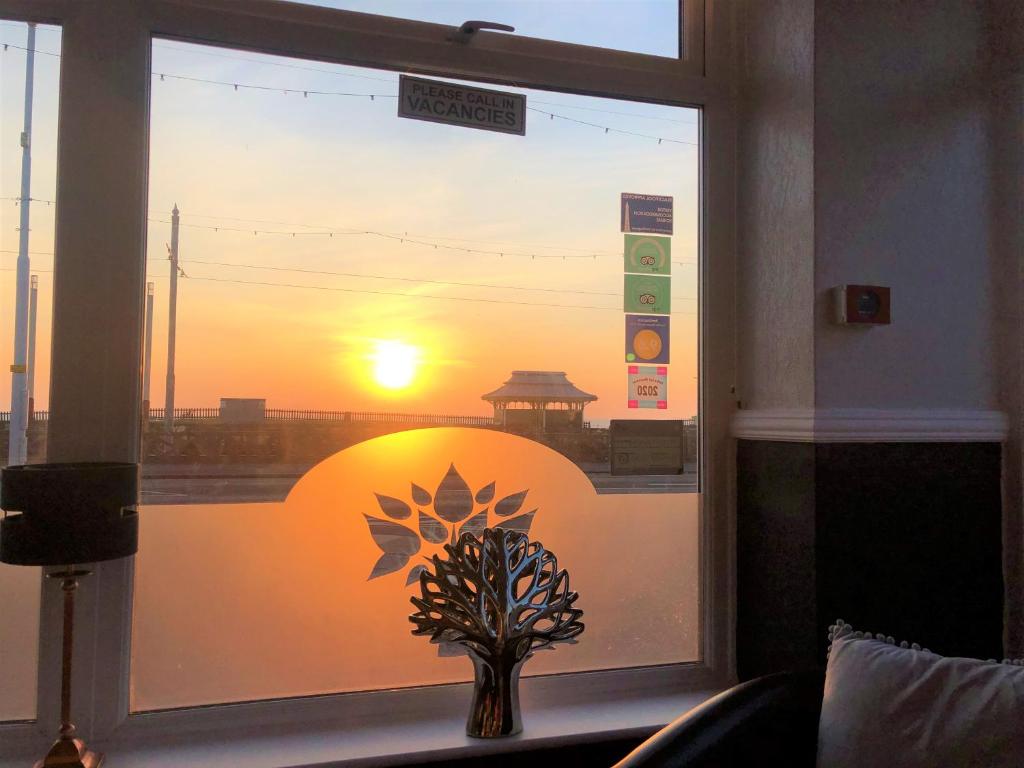 Východ nebo západ slunce při pohledu z hotelu nebo okolí