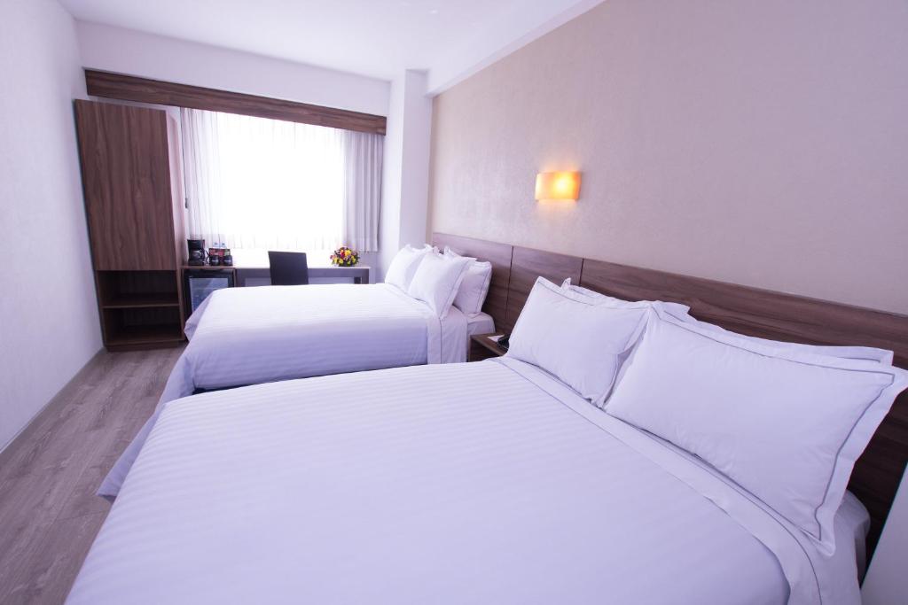 Postel nebo postele na pokoji v ubytování Crown Victoria Hotel