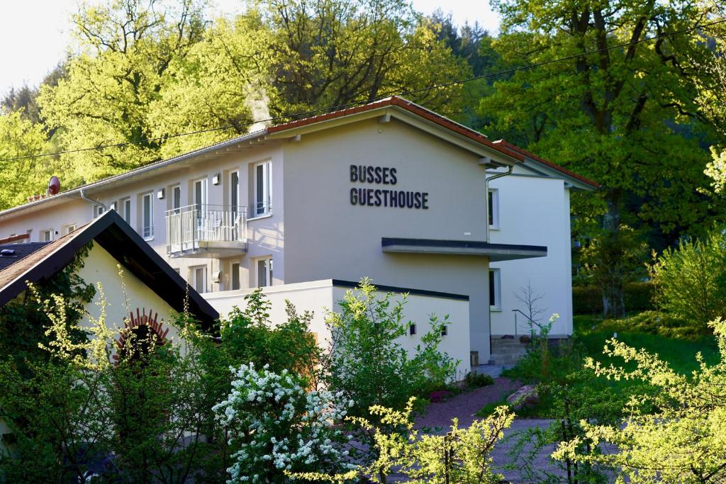 un bâtiment avec un panneau sur son côté dans l'établissement Busses Guesthouse, à Fribourg-en-Brisgau
