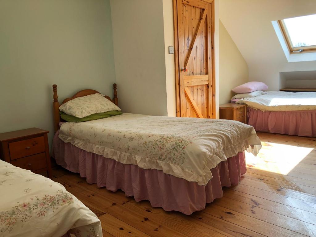 Postel nebo postele na pokoji v ubytování House with sea views close to Beach with WiFi and large kitchen and dining