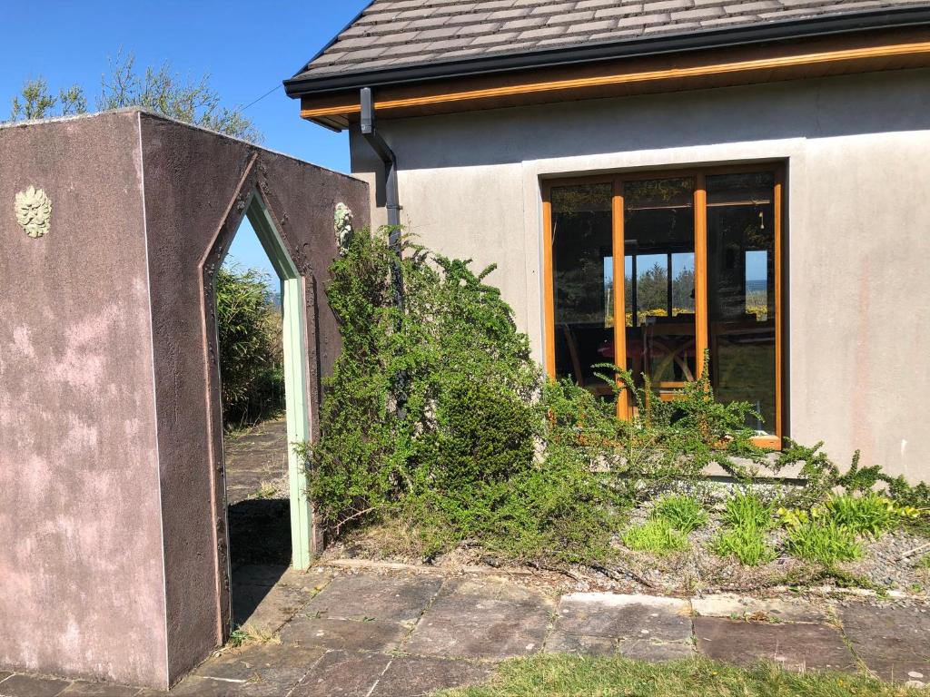 Zahrada ubytování House with sea views close to Beach with WiFi and large kitchen and dining