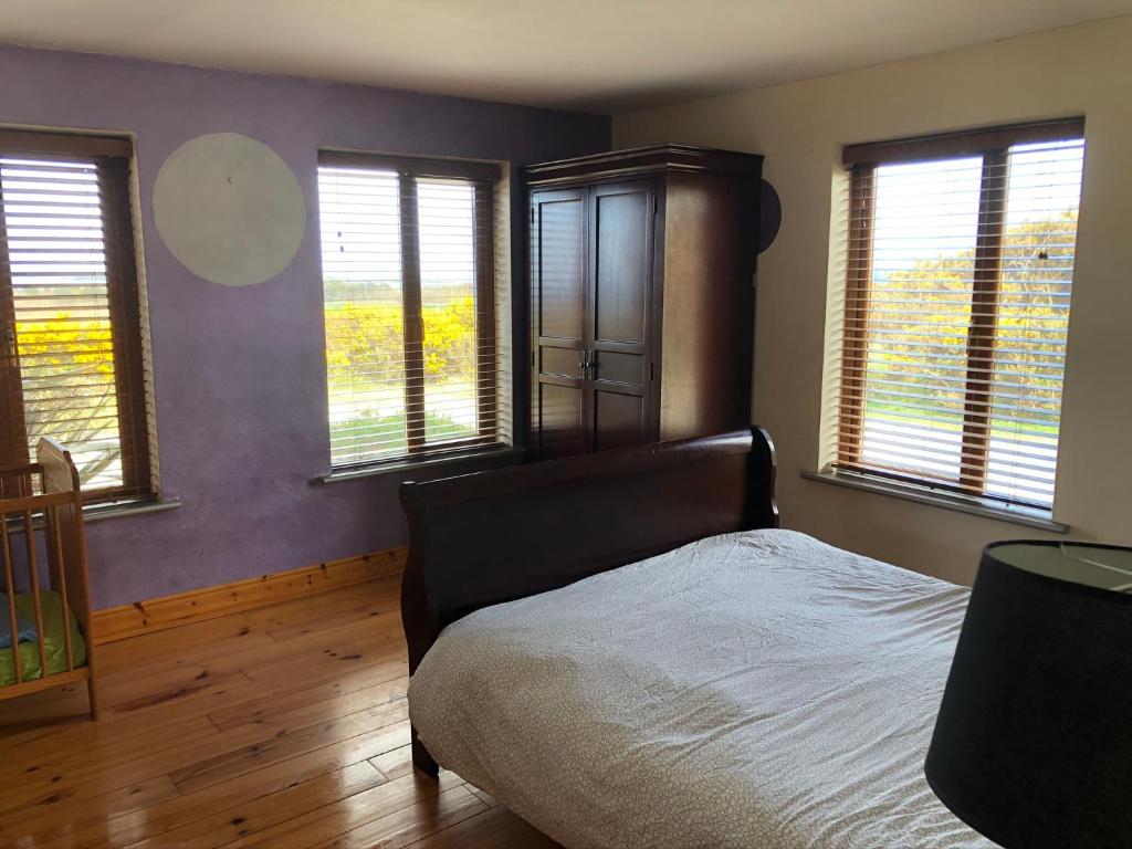 Postel nebo postele na pokoji v ubytování House with sea views close to Beach with WiFi and large kitchen and dining