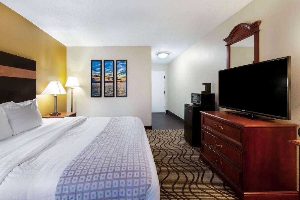 La Quinta Inn by Wyndham Sandusky near Cedar Point - King Room - Non-Smoking