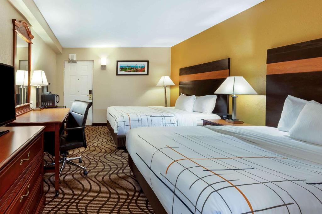La Quinta Inn by Wyndham Sandusky near Cedar Point - Double Room With Two Double Beds